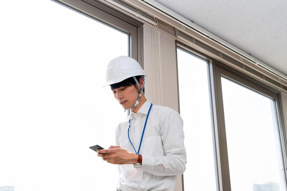 記事サムネイル画像:災害時の連絡手段とは?通信手段ごとのメリット・デメリットを解説