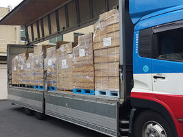段ボールを積み込むトラックの写真