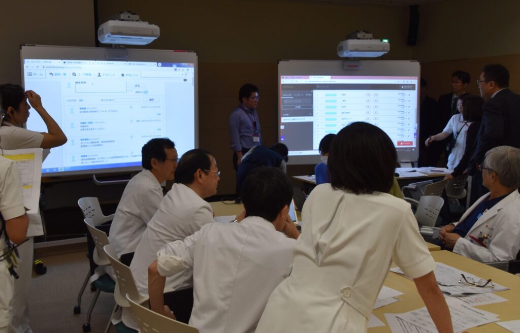 先日行われた訓練風景。BCPortalの画面を見て対策を検討される様子。