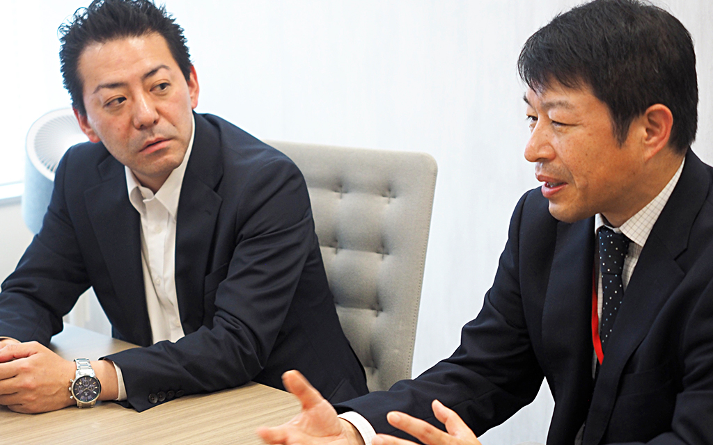 左：セールス　鶴田右：危機管理コンサルタント 徳山