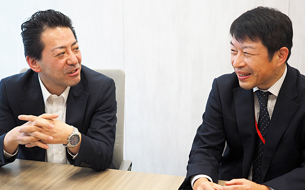 左：セールス　鶴田右：危機管理コンサルタント 徳山