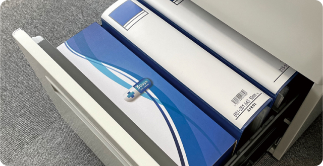 A4サイズ箱の3day’sライフカプセルをオフィスの引き出しイメージ