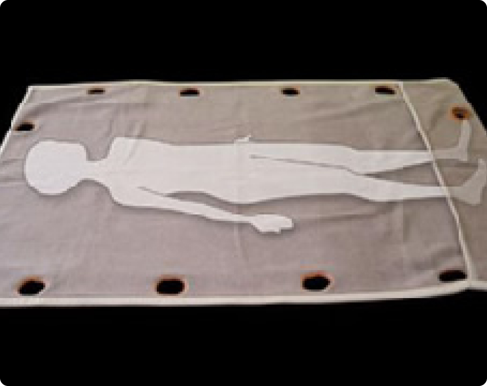 平らに広げた毛布状の簡易担架「もうたんか」の上に人型シルエットが描かれている様子